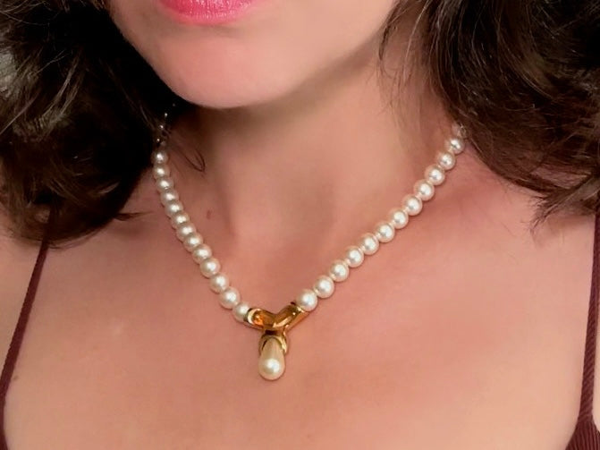 This vintage Napier pearl pendant necklace is stunning. From the 1980s this necklace is sleek and interesting, featuring 8mm cream pearls with a gold twist and cream pearl teardrop pendant. Fold over clasp with Napier signature. Would look beautiful on a bride or stacked with some chains for a modern spin. In excellent vintage condition.