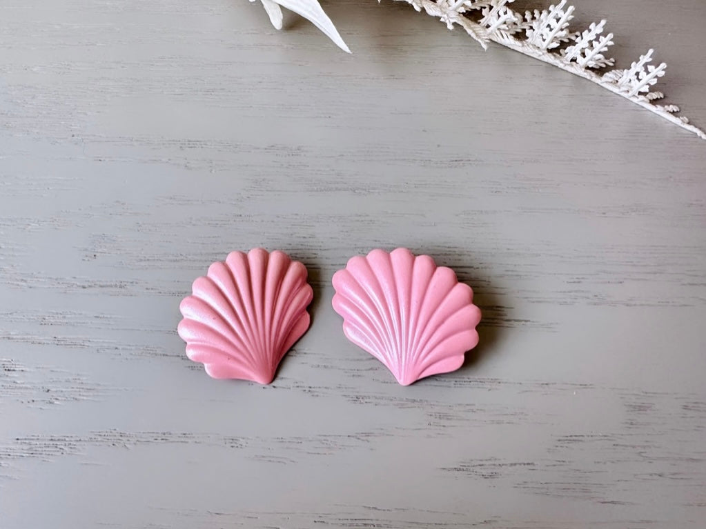 Barbie Pink Shell Earrings, Pearlized Pink Enamel SeaShell Earrings, 1980s Vintage Clip On Earrings, 80's Vintage Shell Shape Earrings