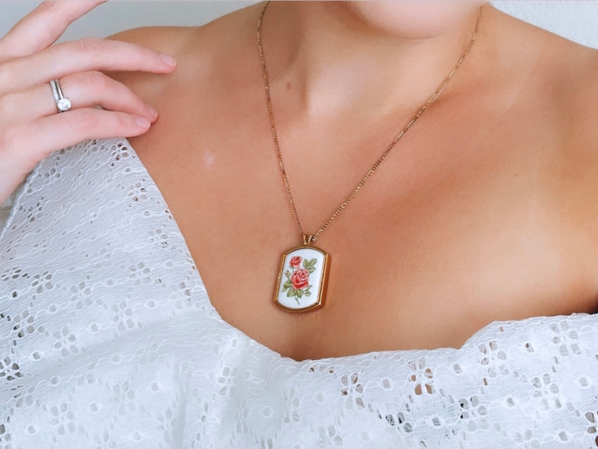 Vintage Porcelain Rose Pendant Flower Necklace, June Birth Month Necklace, 1980 Floral Heritage Avon, Pink Roses June Birthday Necklace