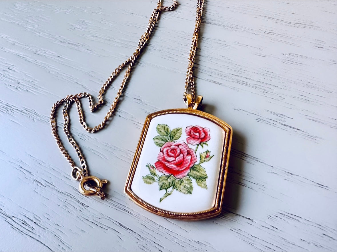 Vintage Porcelain Rose Pendant Flower Necklace, June Birth Month Necklace, 1980 Floral Heritage Avon, Pink Roses June Birthday Necklace