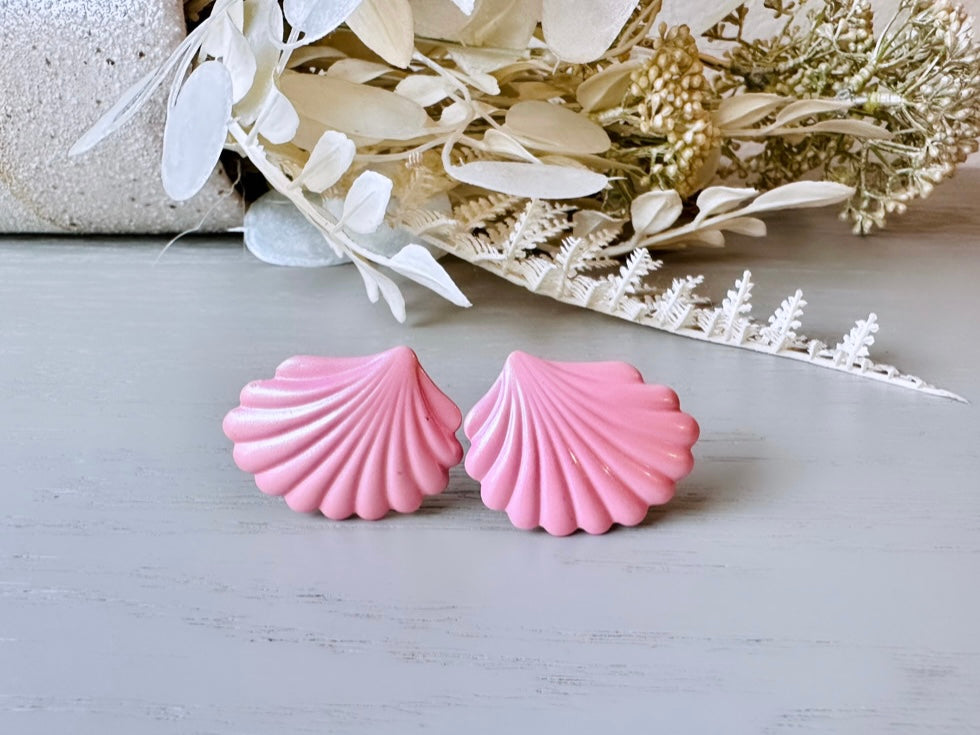 Barbie Pink Shell Earrings, Pearlized Pink Enamel SeaShell Earrings, 1980s Vintage Clip On Earrings, 80's Vintage Shell Shape Earrings