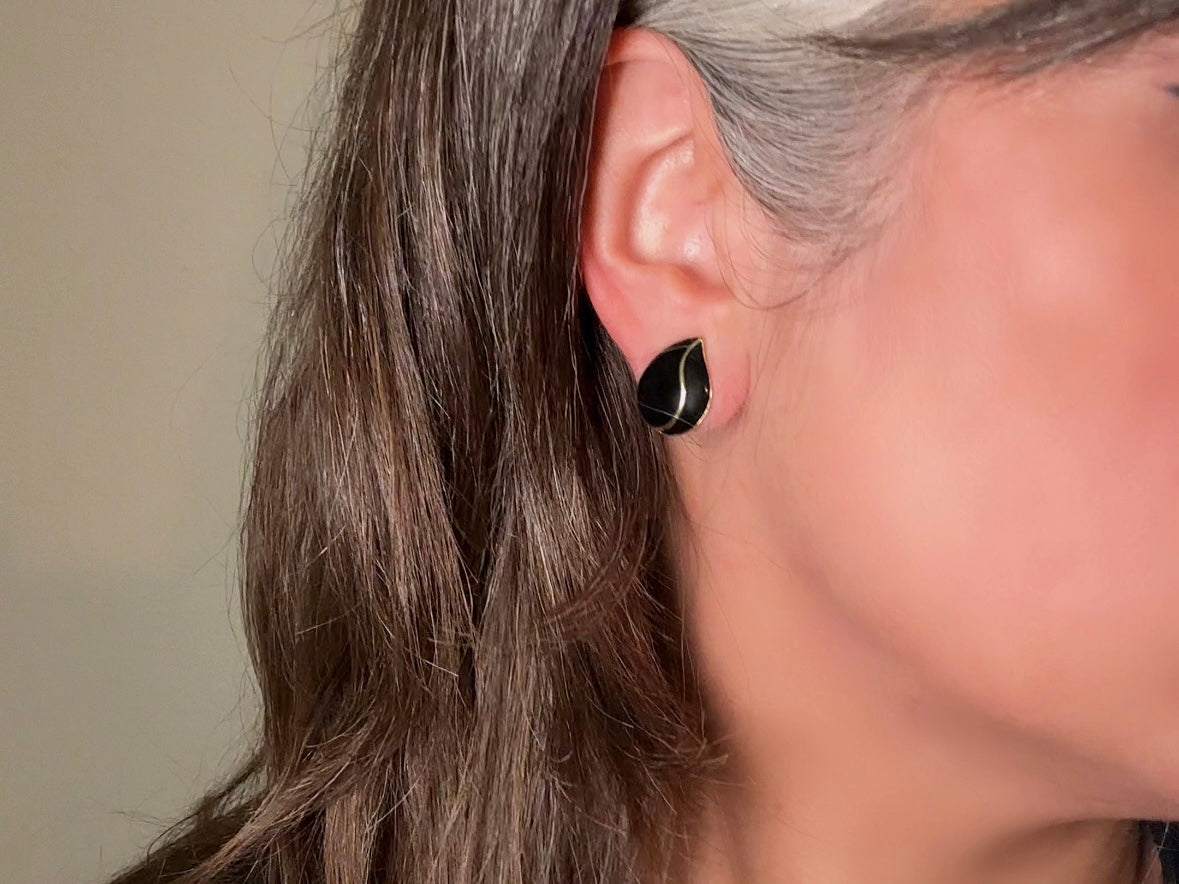 These black vintage teardrop earrings are an awesome pair of classic everyday earrings. Beautiful glossy black enamel with a gold curved stripe up the middle, these dainty teardrops are destined to become a favorite pair. These vintage post earrings are simple and elegant. Pierced style- in excellent vintage condition 1980s, please see pics.