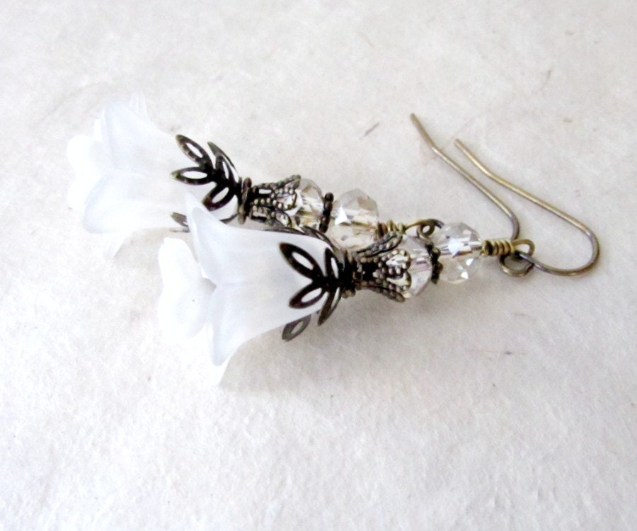 White Bridal Flower Earrings, White Lily Earrings, Vintage Bride Earrings, Floral White Earring, Romantic Wedding Earrings, Boho Bride Style