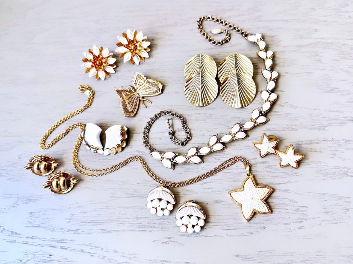 Milk Glass Choker Necklace, 1960s Vintage Necklace, Elegant White and Gold Dainty Bridal Choker with Prong Set Milk Glass Pendant