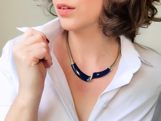 Navy Omega Necklace, 1980s Vintage Necklace, Light Gold + Deep Blue Enamel Twist Necklace Unique 80s Modernist Necklace w Fold Over Clasp