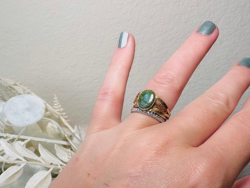 Vintage Green Stone Ring, Simple Stone Ring, Oval Jade Ring with Ornate Filigree Detail, Stacking Ring, Jade Green and Gold Classic Ring