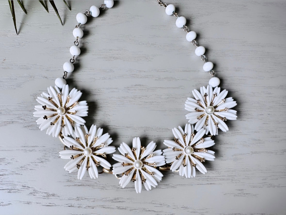 Daisy Chain Necklace, 1950s Flower Choker Necklace, White Flower Necklace, Bohemian Flower Child, Short Romantic VTG Necklace White and Gold