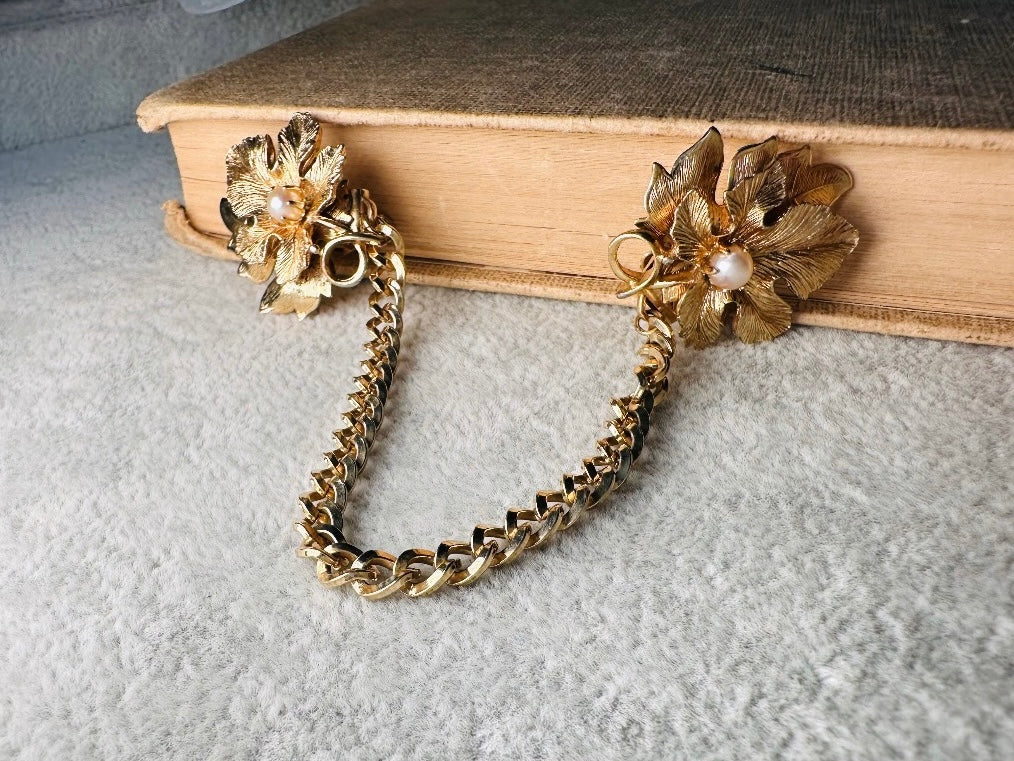 1940s Vintage Sweater Clips, Gold Leaf Collar Clips with Cream Pearls, Old Money 40s Classic Vintage Accessories, Floral Cardigan Cape Clips