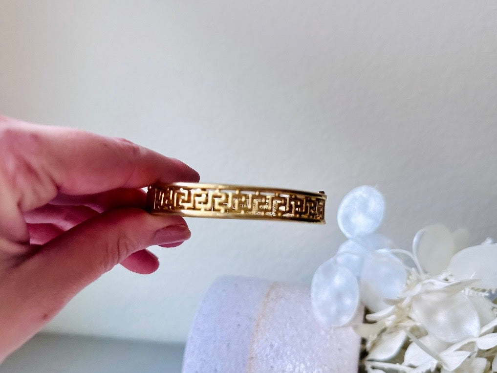 1970s Vintage Gold Greek Key Bracelet, Classic Gold 70s Vintage Bracelet, Textured Etched Gold Hinged Clamper Bracelet for Stacking