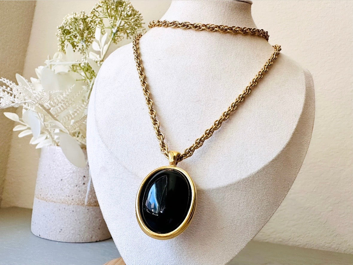 Vintage Onyx Necklace, 80s Designer Trifari Gold Necklace w Large Black Stone Pendant, Long or Doubled  Up, Authentic 1980s Trifari Necklace from Piggle and Pop