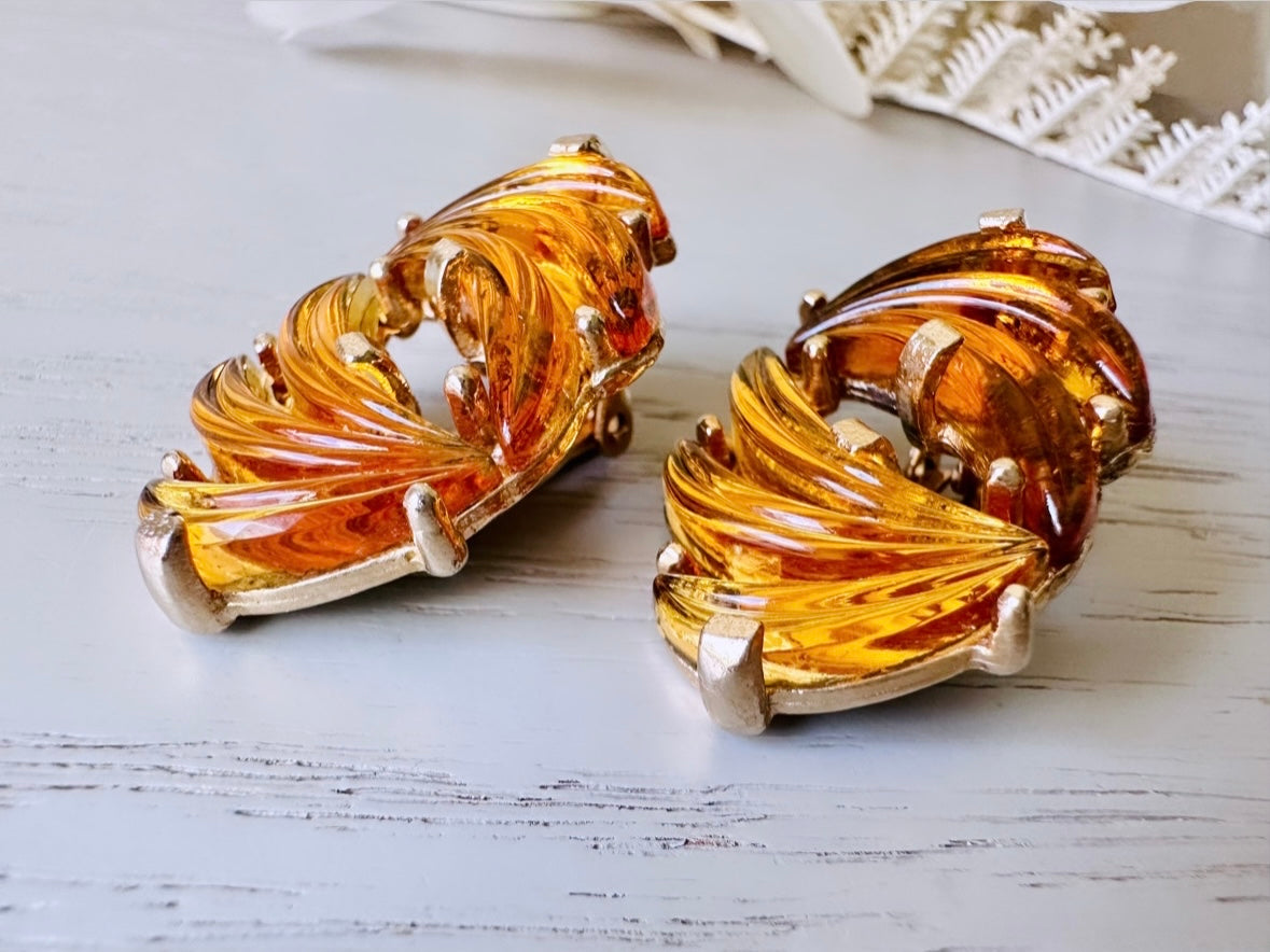 Amber Leaf Earrings, RARE Judy Lee Signed Glass Earrings, 1950s Vintage Gold Tone Molded Caramel Earrings, Fall Foliage Clip-on Earrings