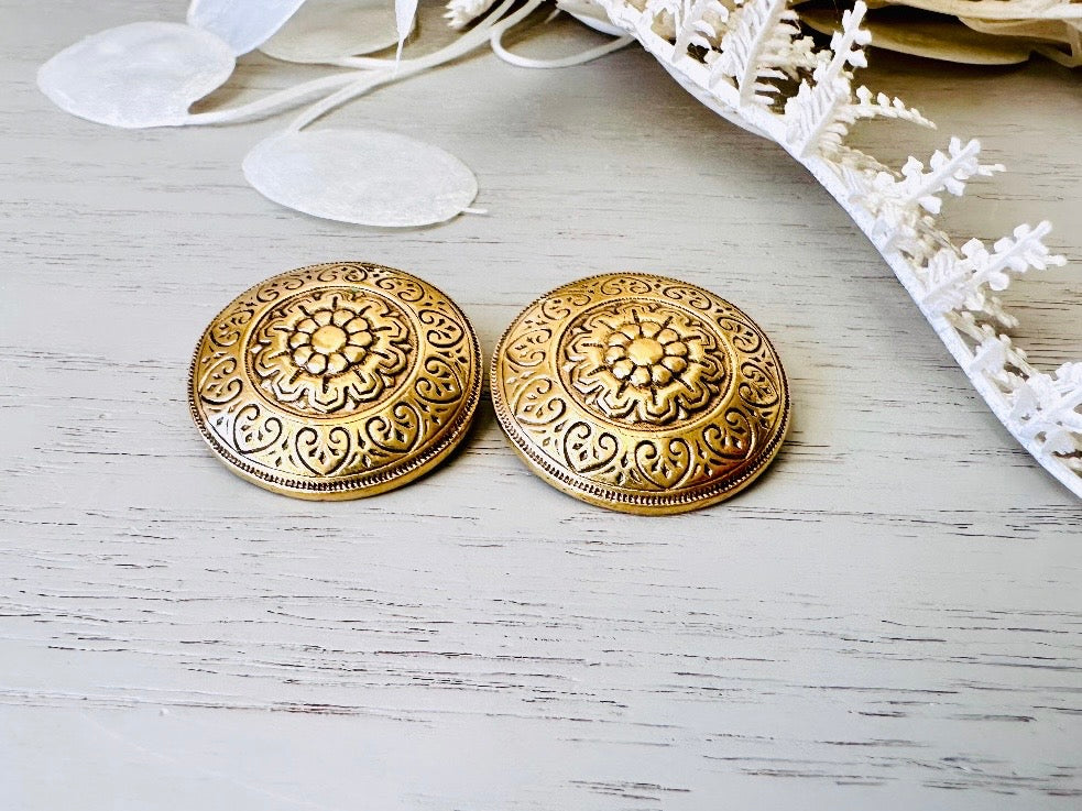 Gold Disc Earrings, Textured Engraved Gold Clip on Earrings, Trending Shield Unique Vintage 70s Earrings, Pretty Cute Earrings Gifts for Her