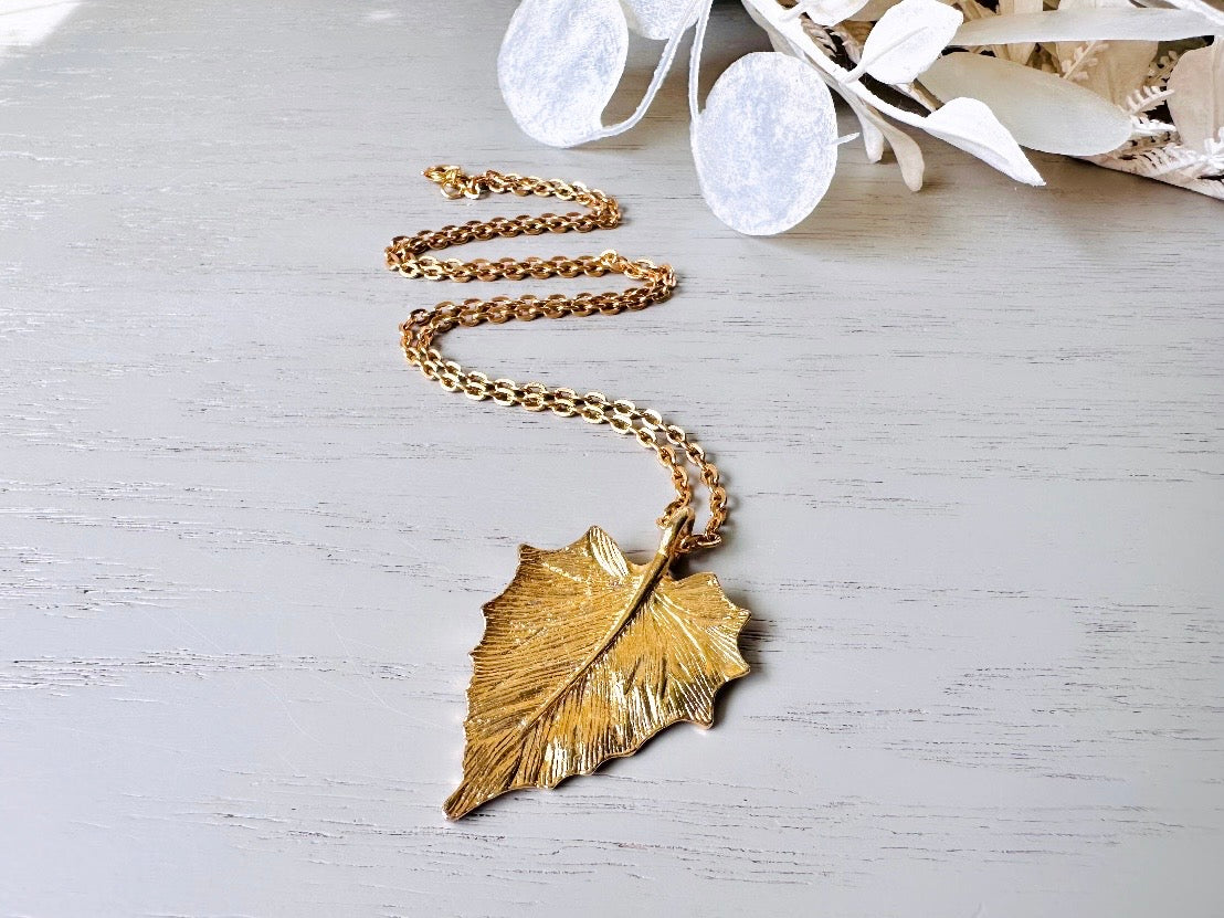 Gold Leaf Necklace, Vintage Gold Leaf Pendant Necklace, Romantic VTG 70s Gold Chain Necklace, Layering Necklace, Beautiful Gifts for Her