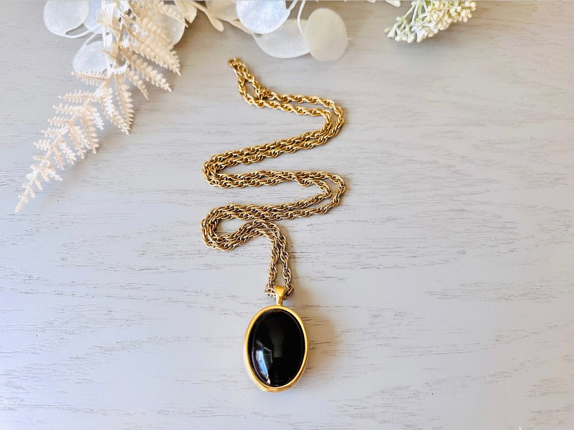 Vintage Onyx Necklace, 80s Designer Trifari Gold Necklace w Large Black Stone Pendant, Long or Doubled  Up, Authentic 1980s Trifari Necklace from Piggle and Pop