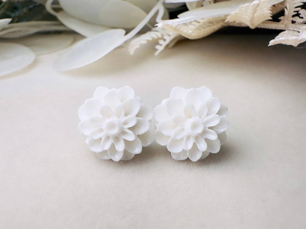 White Flower Earring, Flower Stud Earrings, Large Stud Earring, Dahlia Post Earrings, Chrysanthemum Stud, Big White Earrings, Resin Earring