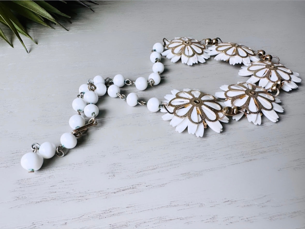 Daisy Chain Necklace, 1950s Flower Choker Necklace, White Flower Necklace, Bohemian Flower Child, Short Romantic VTG Necklace White and Gold