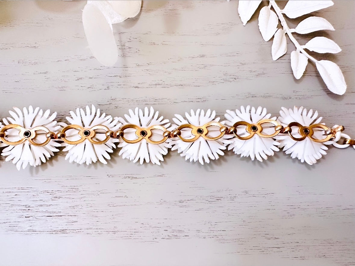 White Flower Choker Necklace, 1950s Flower Necklace, White Daisy Necklace, Bohemian Flower Child, Short Romantic VTG Necklace White and Gold
