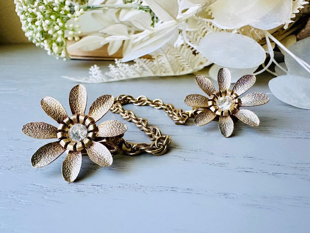 1940s Vintage Sweater Clips, Gold Daisy Flower Sweater Guard, 40s Classic Vintage Accessories, Floral Cardigan Cape Collar Chain Clips