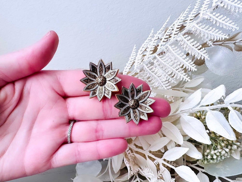 Piggle and Pop Gorgeous Black and Gold Damascene Flower Vintage Clip On Earrings, Vintage Flower Earrings, Unique Gold Flower Earrings, Excellent Condition