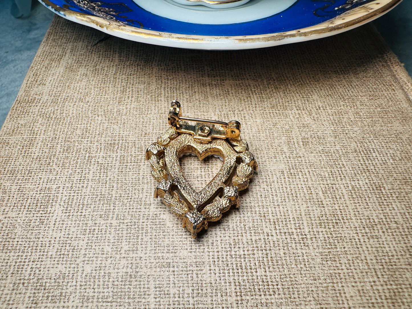 Vintage Heart Brooch, Bridgerton Inspired Romantic Regency Era Cottagecore Gold Heart Pin with Pearls and Rhinestones in Red Green and Blue