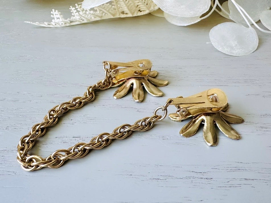 1940s Vintage Sweater Clips, Gold Daisy Flower Sweater Guard, 40s Classic Vintage Accessories, Floral Cardigan Cape Collar Chain Clips