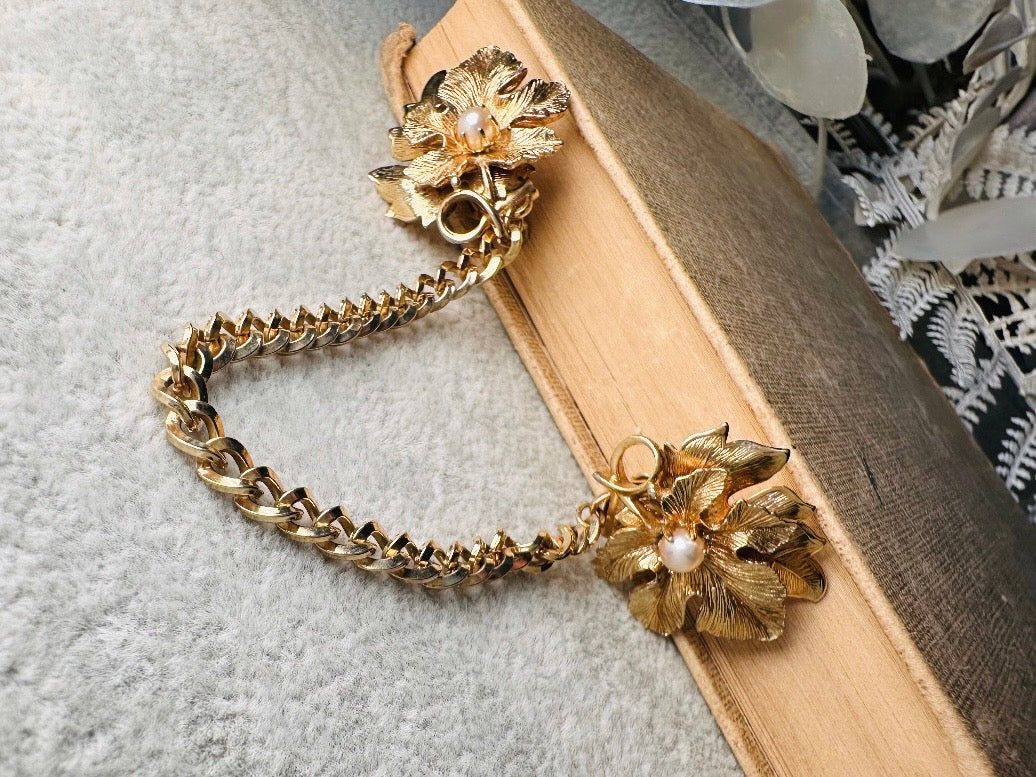 1940s Vintage Sweater Clips, Gold Leaf Collar Clips with Cream Pearls, Old Money 40s Classic Vintage Accessories, Floral Cardigan Cape Clips