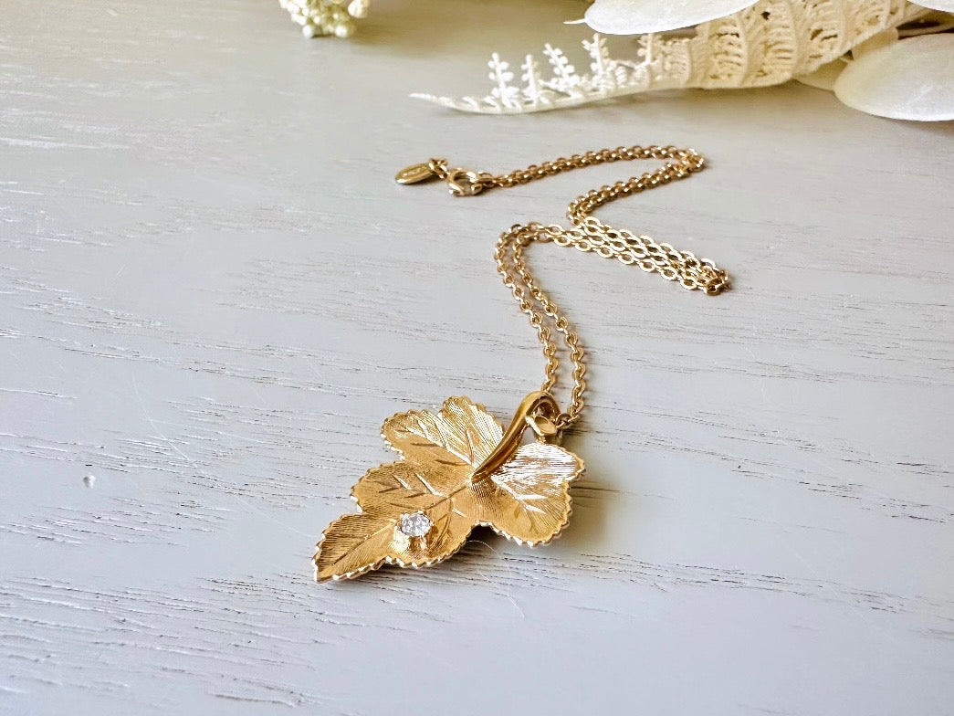 Gold Leaf Necklace, 1978 Vintage Gold Avon Necklace, Gold Leaf Pendant Necklace with Rhinestone, Romantic VTG 70s Gold Chain Necklace, Radiant Leaf Pendant Necklace from Piggle and Pop