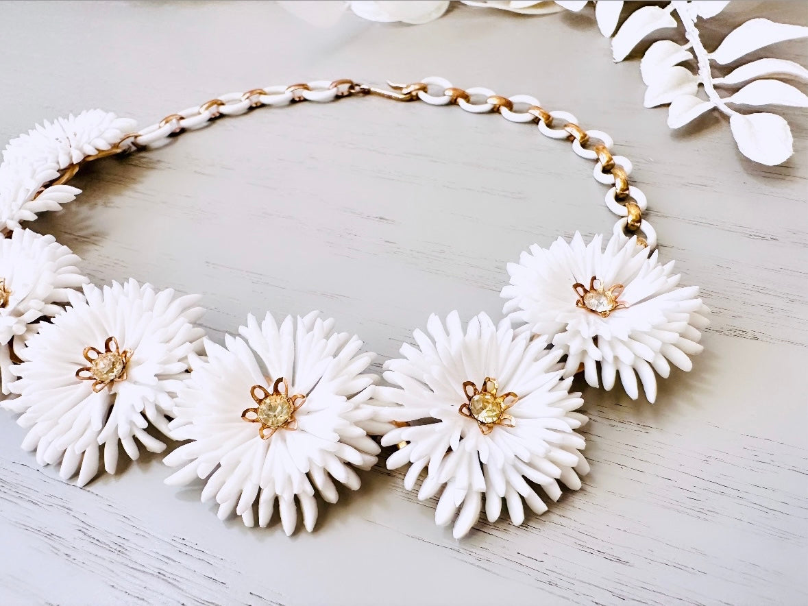 Flower Chain Choker, Vintage White Flower Choker Necklace, 1950s White Daisy Necklace Bohemian Flower Child Romantic VTG Necklace White Gold by Piggle and Pop