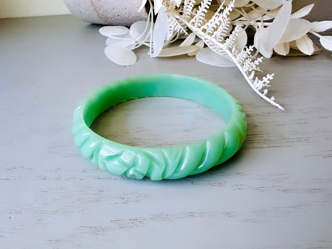 Vintage Carved Green Jade Bangle Bracelet, 1970s Vintage Chunky Band Bracelet, Minty Green Beautiful Earthy Boho Bangle, Stackable Bracelet