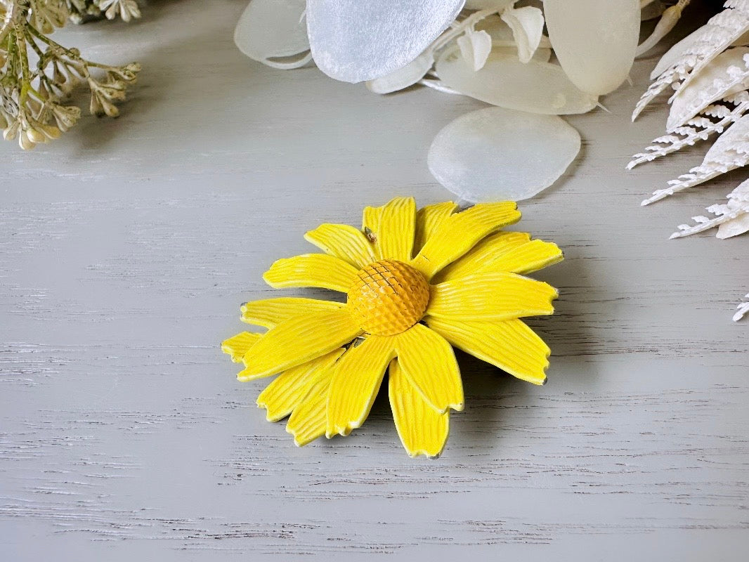 Vintage Yellow Daisy Brooch, 1950s Enamel Flower Brooch, Sunny Yellow Floral Enamel Pin Vintage 50s Shabby Chic Whimsy Brooch