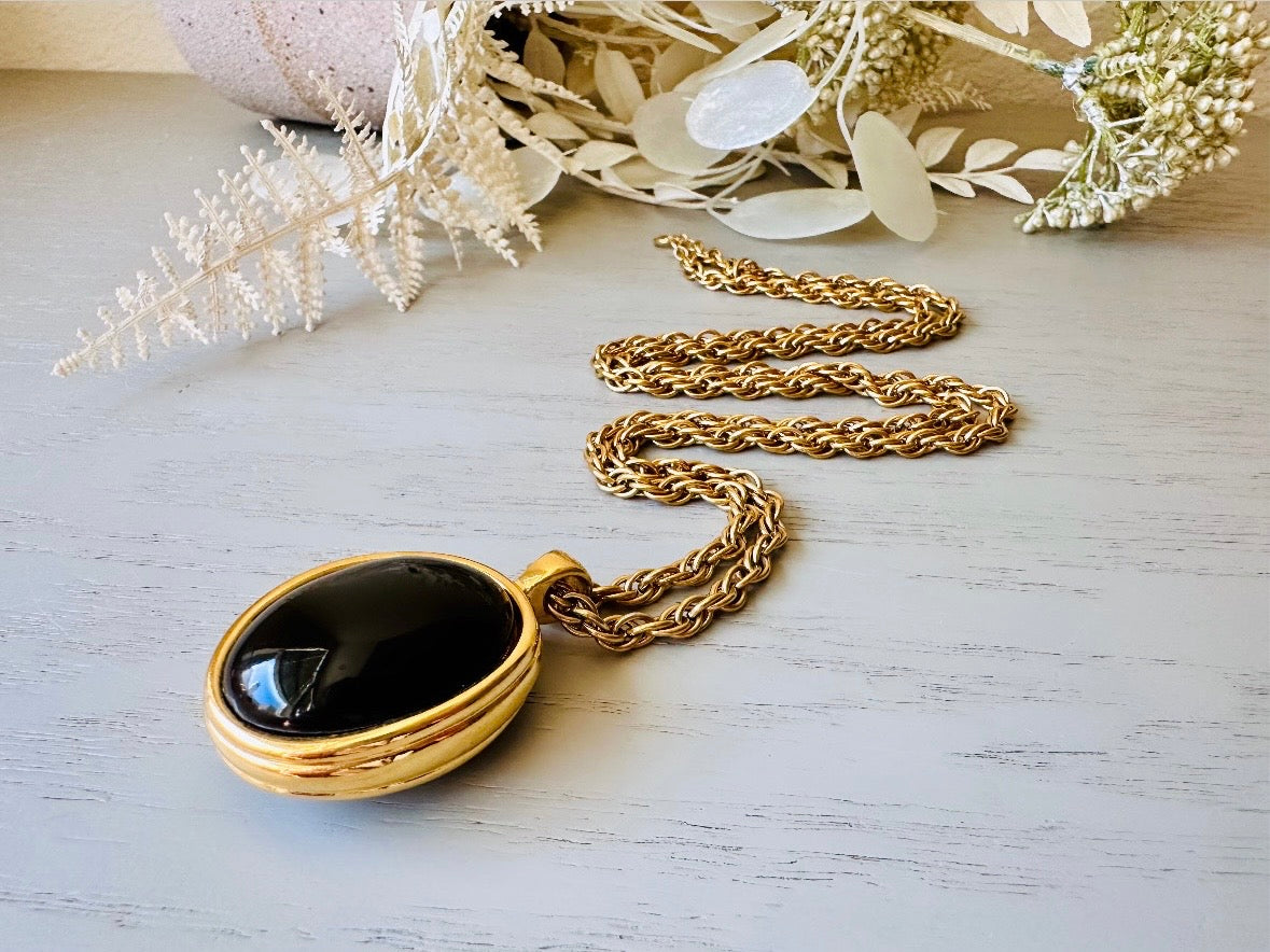 Vintage Onyx Necklace, 80s Designer Trifari Gold Necklace w Large Black Stone Pendant, Long or Doubled  Up, Authentic 1980s Trifari Necklace from Piggle and Pop