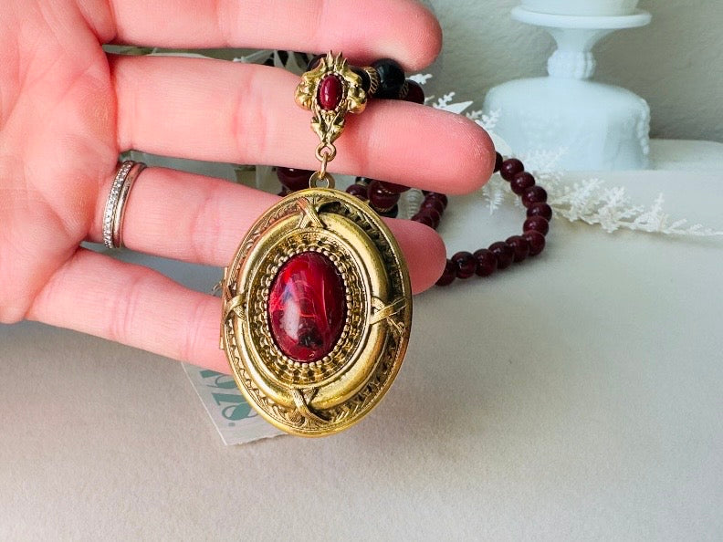 Vintage 1928 Jewelry Co. Ornate Gold-Tone & Marbled Red Cabochon Locket Statement Necklace