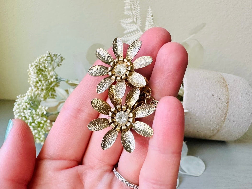 1940s Vintage Sweater Clips, Gold Daisy Flower Sweater Guard, 40s Classic Vintage Accessories, Floral Cardigan Cape Collar Chain Clips