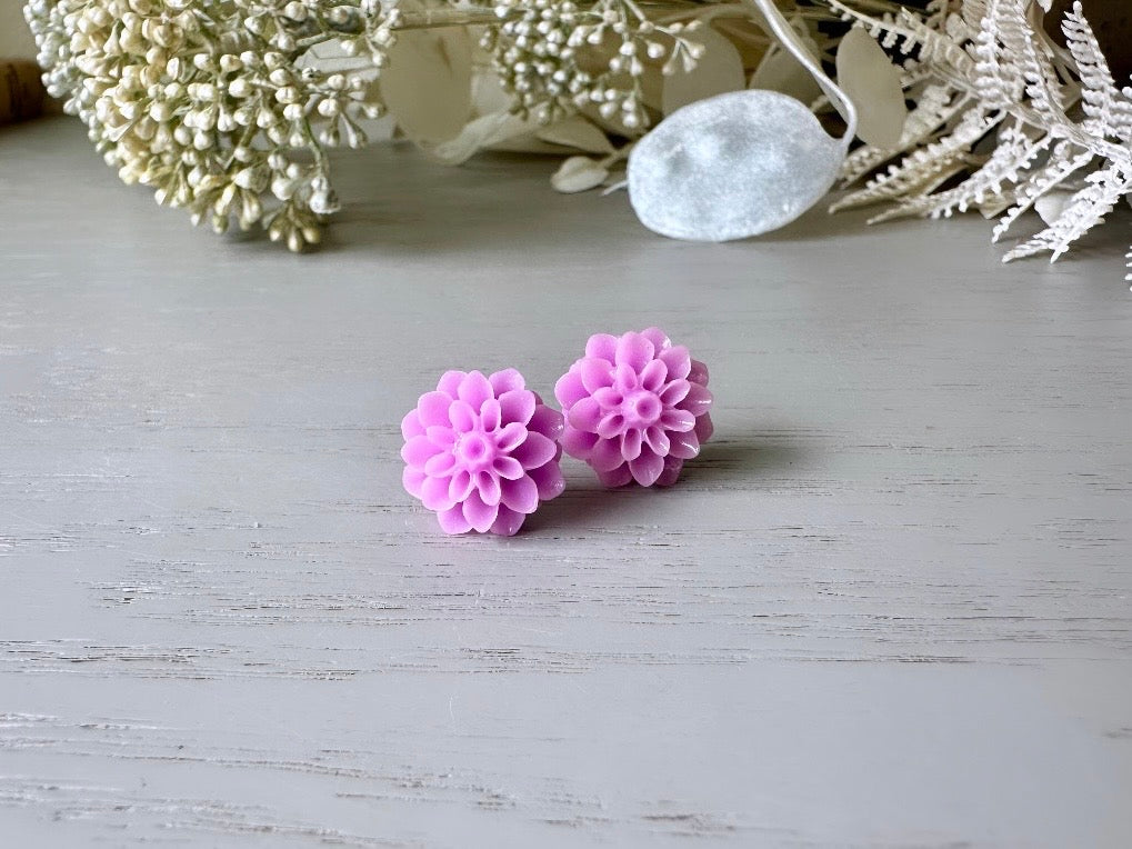 Light Purple Flower Chrysanthemum Earrings, Resin Flower Stud Earrings, Big Earring Studs in Pretty Lilac Cute Floral Hypoallergenic Earring FSE1c