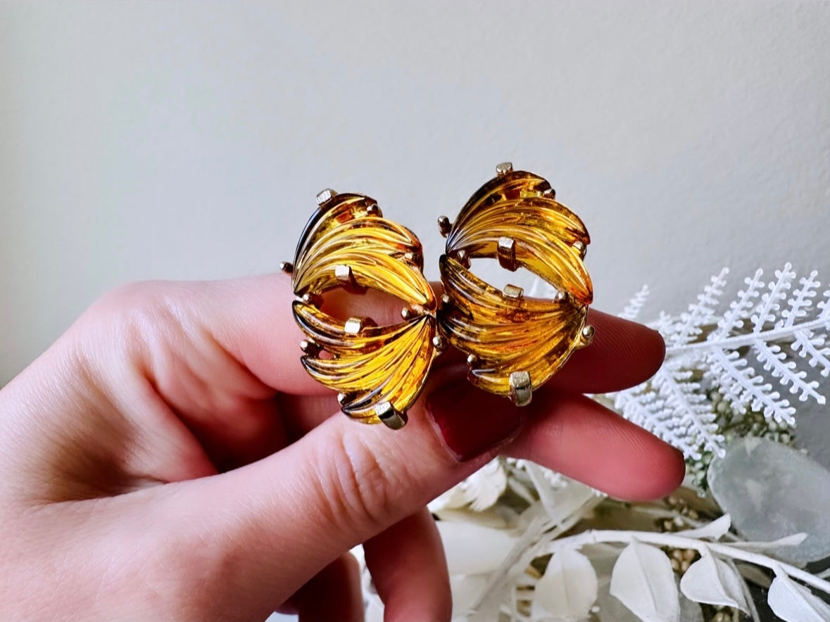 Amber Leaf Earrings, RARE Judy Lee Signed Glass Earrings, 1950s Vintage Gold Tone Molded Caramel Earrings, Fall Foliage Clip-on Earrings