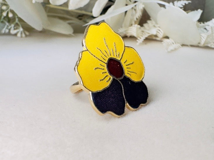 Pansy Flower Ring, Vintage 1978 Sarah Coventry Spring Beauty Enamel Flower Adjustable Ring in Purple and Yellow