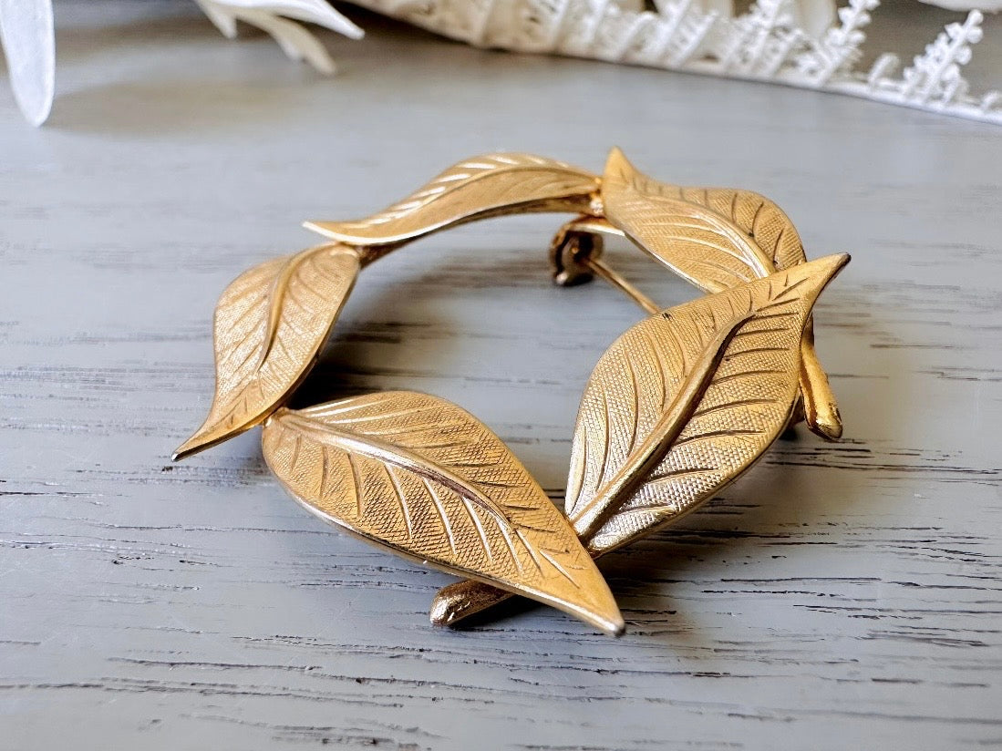 Gold Leaf Brooch, Fall Fashion Vintage Brooch Brushed Gold Wreath of Leaves Pin, Pretty Jacket Embellishment, Classic Gold Lapel Accent