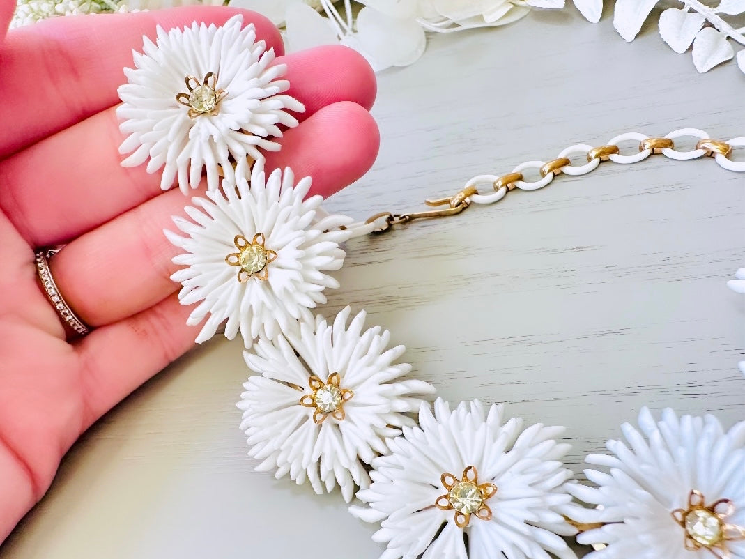 White Flower Choker Necklace, 1950s Flower Necklace, White Daisy Necklace, Bohemian Flower Child, Short Romantic VTG Necklace White and Gold