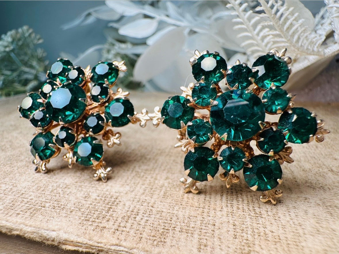 Emerald Cocktail Earrings, Big Green Vintage Rhinestone Earrings, Starburst Glam 1960's Emerald Green Crystal Clip On Earrings
