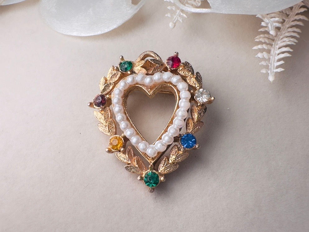 Vintage Heart Brooch, Bridgerton Inspired Romantic Regency Era Cottagecore Gold Heart Pin with Pearls and Rhinestones in Red Green and Blue