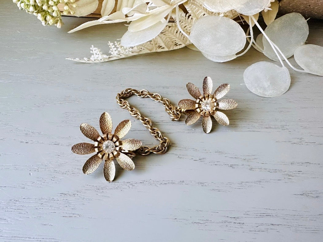 1940s Vintage Sweater Clips, Gold Daisy Flower Sweater Guard, 40s Classic Vintage Accessories, Floral Cardigan Cape Collar Chain Clips