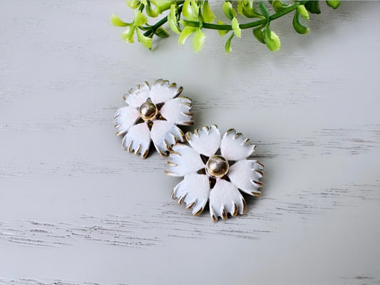 White Flower Earrings, Gold Clip On Earring, Matte Enamel Vintage Earrings, Woodland Wedding Bridal Earrings, Pretty White and Gold Flowers