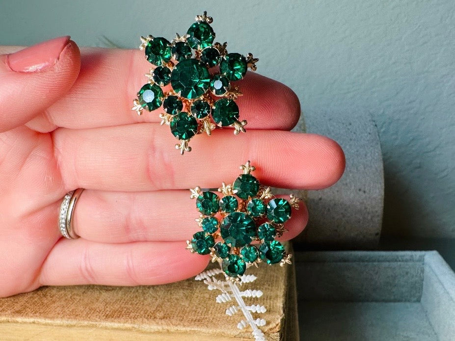 Emerald Cocktail Earrings, Big Green Vintage Rhinestone Earrings, Starburst Glam 1960's Emerald Green Crystal Clip On Earrings