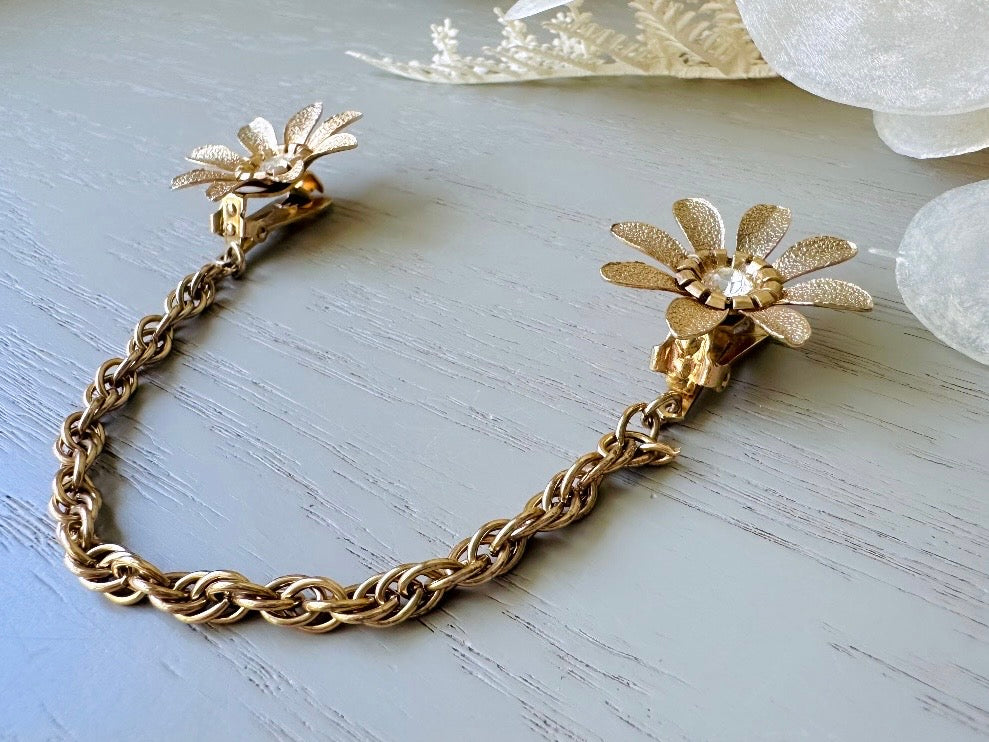 1940s Vintage Sweater Clips, Gold Daisy Flower Sweater Guard, 40s Classic Vintage Accessories, Floral Cardigan Cape Collar Chain Clips