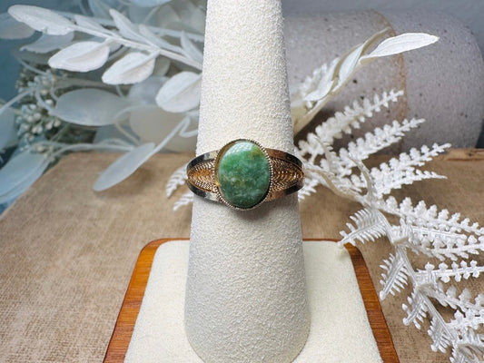 Vintage Green Stone Ring, Simple Stone Ring, Oval Jade Ring with Ornate Filigree Detail, Stacking Ring, Jade Green and Gold Classic Ring