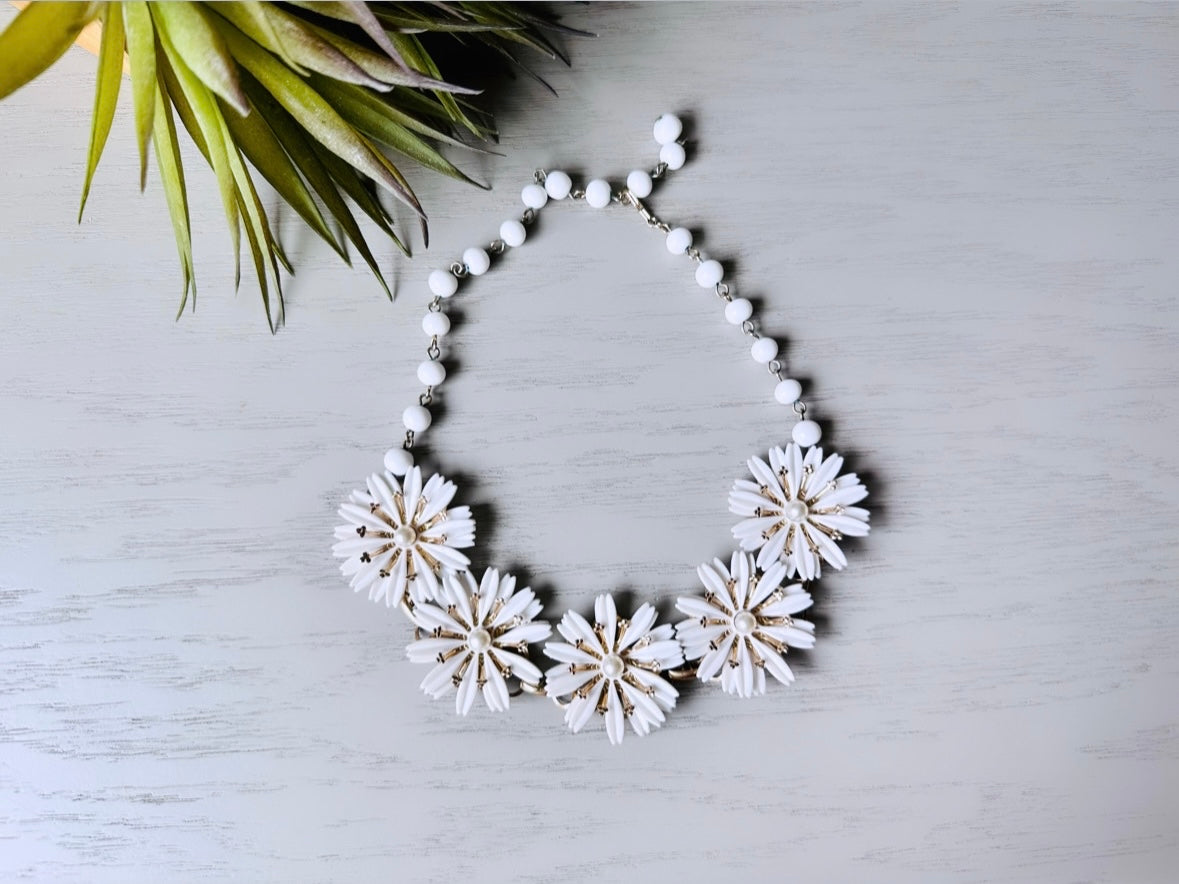 Daisy Chain Necklace, 1950s Flower Choker Necklace, White Flower Necklace, Bohemian Flower Child, Short Romantic VTG Necklace White and Gold