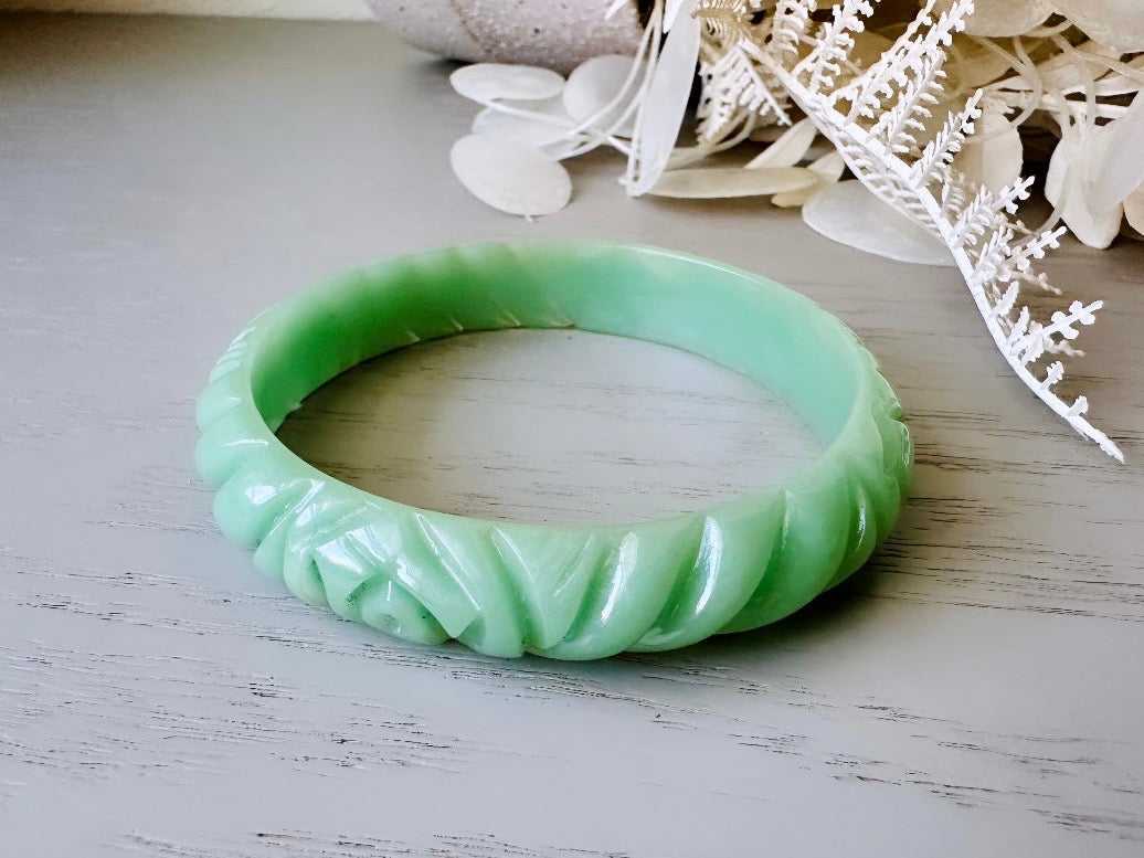 Vintage Carved Green Jade Bangle Bracelet, 1970s Vintage Chunky Band Bracelet, Minty Green Beautiful Earthy Boho Bangle, Stackable Bracelet