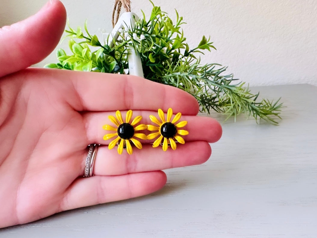 Cute Yellow Daisy Earrings, Vintage Flower Earrings, Enamel Clip-On Earring, Flower Power Mod Pop Retro Style, Small Vintage Metal Earrings