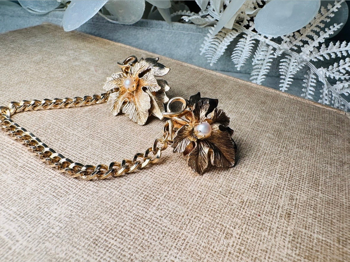 1940s Vintage Sweater Clips, Gold Leaf Collar Clips with Cream Pearls, Old Money 40s Classic Vintage Accessories, Floral Cardigan Cape Clips