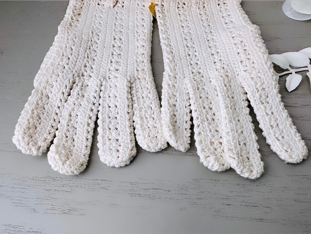 Crochet White Gloves, Vintage Knit Gloves w White Leather Trim Mother of Pearl Button Original 50s Vintage Rockabilly Retro Pair of Gloves at Piggle And Pop